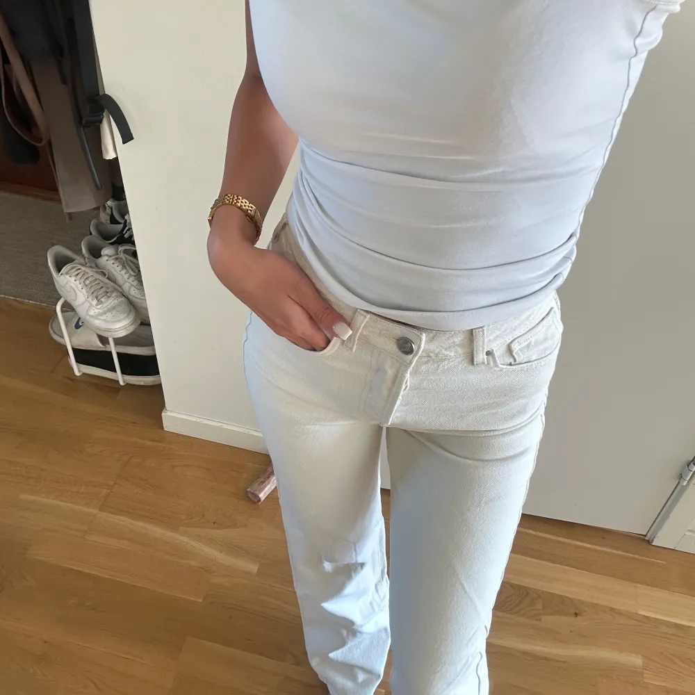 Säljer även dessa beiga jeans från Bik Bok. Superfina nu till sommaren 🌸 Jag är 171cm och bär st 27, skulle säga att det motsvarar 36. Säljer pga att de inte kommer till användning! (TRYCK EJ PÅ KÖP NU!!). Farkut & Housut.