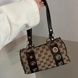 Axelväska - Super fin , vintage väska. Köptes på marknad för 300 kronor . I mycket bra skick 🩷