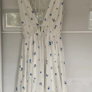 Klänning från H&M - En jättefin klänning från H&M. Använd enbart en gång. Storlek Xs men skulle säga att den passa till S också. Sista bilden är  På mig 