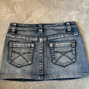 Vintage lågmidjad kort jeanskjol💕 - Perfekt mini kjol nu till sommaren💕 Midja rakt över: 36 Hela kjolens längd: 28 Skriv för mer info, pris kan diskuteras💖Köparen står för frakt💕