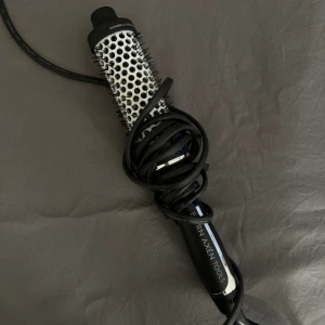 Björn Axén värmeborste - Björn Axén värmeborste Magic Style Brush 38 mm. Fick i present men fungerar inte på mitt hår tyvär.  Helt rengjord och använd 2 gånger.  Nypris 649 säljer för billigare ❤️❤️