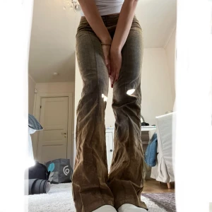 Byxor - Supercoola lågmidjade bootcut byxor i mocka-aktigt material i superfint skick!  Midjemått är ca 74 cm.  Jag är 170 och i benen passar dom perfekt❤️‍🔥