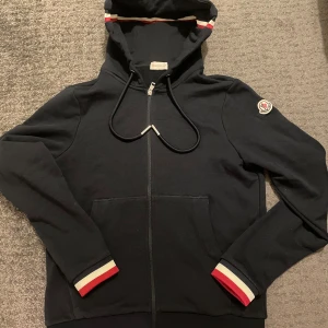 Moncler Zip hood - Moncler kofta säljes då den inte passar mig. Rök- och djurfri miljö! Inga defekter, nyskick!