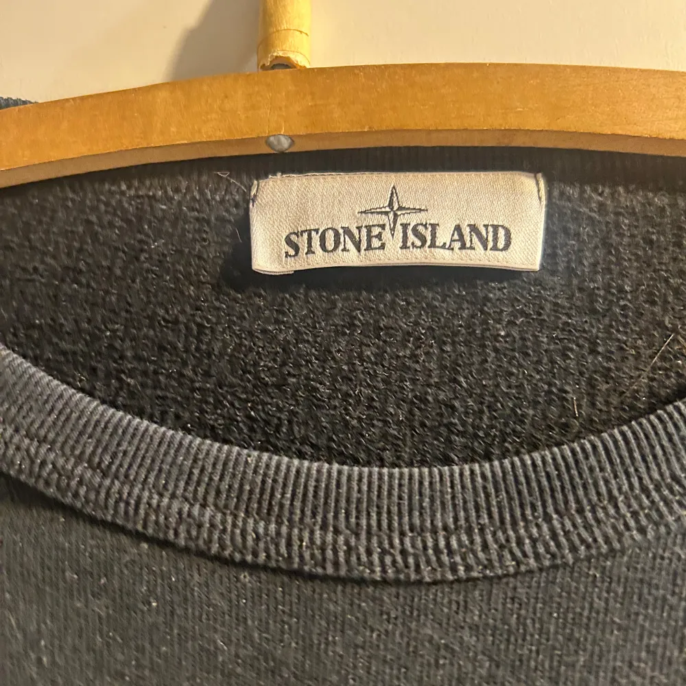 Svart stone island tröja i mycket bra skick. Fick den i jul så den är ny och knappt använd då den är lite för liten. Den är storlek s och sitter helt okej på mig som är 187 . Hoodies.