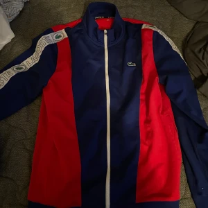 Lacoste zip hoodie  - Lacoste zip up hoodie använt ett få tal gånger storlek S köpt i Barkarby outlet 