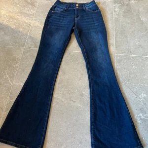 Mörkblå lågmidjade bootcut jeans💕 - Perfekta jeansen nu till sommaren💕 Midja rakt över: 34 Innerben: 76 Skriv för mer info, pris kan diskuteras💘Köparen står för frakt💕