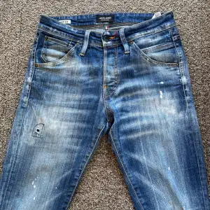 Säljer dessa snygga Jack and Jones jeans med slitningar. Modellen är slim/glenn och storleken 29/32. Nypris är 1000kr men mitt pris är 599kr. Skriv vid funderingar!