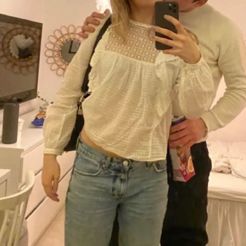 Super fin blus som jag tycker om jĂ€tte mycket đ Litet hĂ„l som knappt syns . Puserot.
