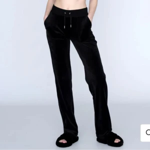 Svarta Juciy  - Säljer mina svarta Juciy byxor för dom ej kommer till användning längre, och även för stora på mig, hör av dig för bilder på dom💗