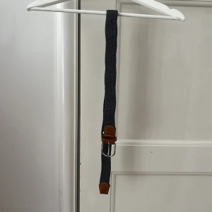  Bälte  -  Säljer ett mörk Grått bälte 90 cm Bra skick använd en gång 