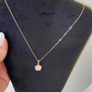 klöver halsband  - Har endast testats på och säljes på grund av att den inte kommer att komma till användning💗 