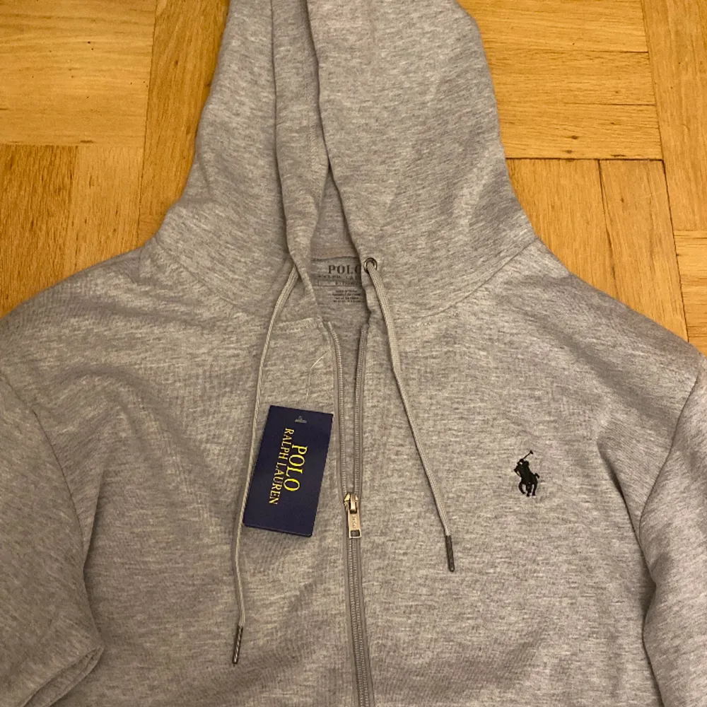 En polo Ralph Lauren zip i storlek S ( passar perfekt för den som är 170cm lång ) säljer denna då den är lite för stor för mig och jag fick den som julklapp. Passar både till tjejer och killar!! Och skriv gärna om du har några frågor.. Tröjor & Koftor.