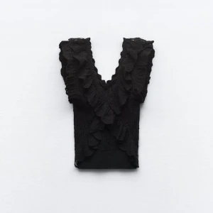 Zara tröja - Säljer denna skitsnygga tröja från zara då den inte passade mig💗Den är helt ny, enbart testad! Den är i storlek M men sitter som en S (gick upp i storlek för att den inte skulle sitta som en magtröja)