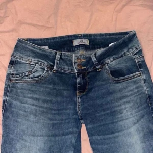 LTB jeans storlek 28/32 - Jättesnygga Lågmidjade LTB-jeans