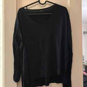 Mörkblå tröja - Lite skimmer! Längre bak än fram