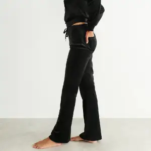 Svarta velour byxor i strl XXS. Knappt använda då de är för långa för mig 🤍