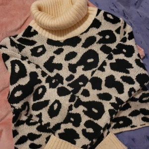 Croppad stickad polo - Stickad polotröja med leopardmönster, något croppad , nästintill oanvänd❤️