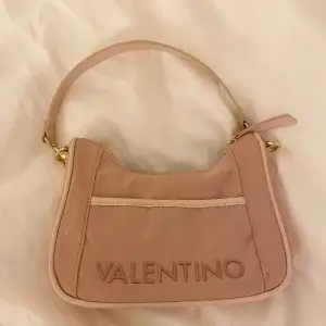 Säljer min söta Valentino handväska då den inte kommer till användning hos mig. Den är knappt använd så är i fint skick💘🥰🤩