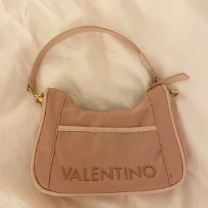 Valentino väska - Säljer min söta Valentino handväska då den inte kommer till användning hos mig. Den är knappt använd så är i fint skick💘🥰🤩