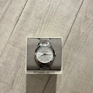 Michael Kors Klocka  - Säljer min Michael Kors Klocka nu då det inte är min stil längre. Använd fåtal gånger. Har dessvärre inget kvitto då jag fått den i julklapp men den är äkta. Klockan behöver byta batteri för att fungera 💗