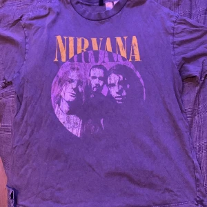 Jättefin Nirvana tröja  - Denna har använts typ 3 gånger, har ingen användning för den. Den köptes på H&M och den är storlek S