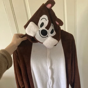 Ekorre dräkt, One piece - Gullig ekorre dräkt, one size. Passar alla i storlek. Till maskeraden eller som jätte mjuk och skön pyjamas.  Fraktar eller möta upp i Lund/staffanstorp eller Södra Stockholm.
