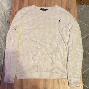 Stickad Ralph lauren tröja - Storlek M. Knappt använd. Säljer pga för stor för mig. Finns o hämta i Göteborg 