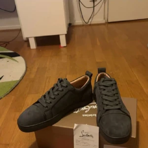 Louboutin gråa - Nypris 8500 Mitt pris 3500 Helt ok skick Allt og inkl kvitto Äkta såklart