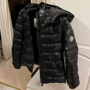 Moncler jacka - Moncler jacka i mycket bra skick. Det är egentligen en barnstorlek i 152 men passar xxs-xs. Skriv för mer bilder