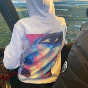 The cool elephant hoodie - The cool elephant hoodie ”Curious” i färgen vit, Storlek S. Nyskick, använd någon gång. Jättefin kommer tyvärr inte till användning. Inga fläckar/ defekter. Nypris 600:-