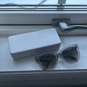 Chimis - Säljer mina grå chimis då jag söker ett par andra (04) 😊 Inga defekter & jättebra skick. Man får såklart med fodralet😁