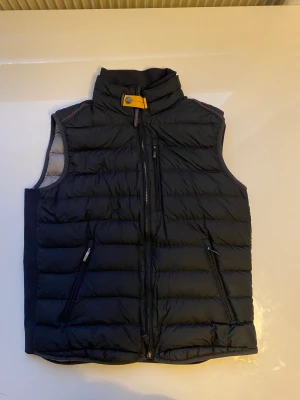 Parajumper väst - Tjena!   säljer min parajumper väst då jag ej använder den mer, inga hål finns och västen är i fint skick.   Qr kod fungerar   Storlek M   Har ni fler frågor är det bara att skicka   2000kr eller billigare vid snabbaffär   mvh   