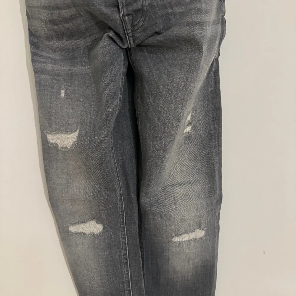 Säljer ett par jeans till killar, bra skick ingen syn på användning. Storlek 29/32 motsvarar ungefär xs/s. Jeans & Byxor.