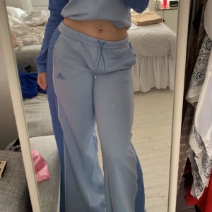 Adidas byxor  - Säljer dessa exklusiva adidasbyxor (prislapp kvar). Zara Larsson har likadana så det finns en hög efterfrågan. Byxorna går ej att köpa online eller i butik längre så passa på! ;) Jag säljer varan då den inte passar min stil & tiden för retur har passerat.