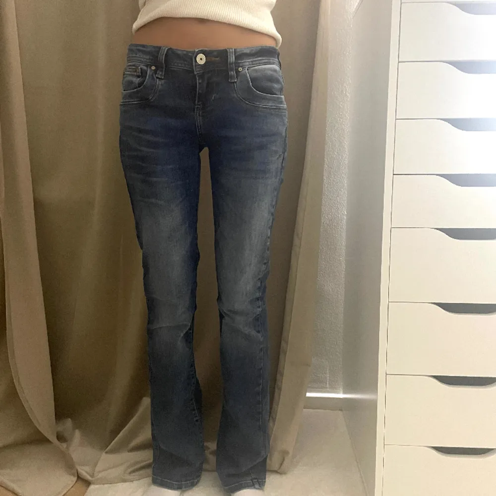 Populära o eftertraktade LTB bootcut lågmidjade jeans ”Valerie” i blått som inte kommer till någon användning, använd fåtal gånger och är näst intill nyskick💗midjemåttet: 61cm innerbenslängd: 81cm💓. Jeans & Byxor.
