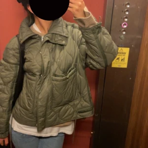 Jacka från ZARA - Säljer denna jätte fina jacka från zara! Köpte den i början av sommarn, den är väl använd och finns inga difekter på! 🩷