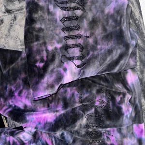 Juisy couture sett  - Fint juisy couture sett använt ett fåtal gånger. Både tröjan och byxan är i storlek S
