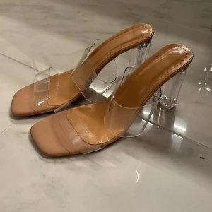 Genomskinliga klackad - Använda en gång 