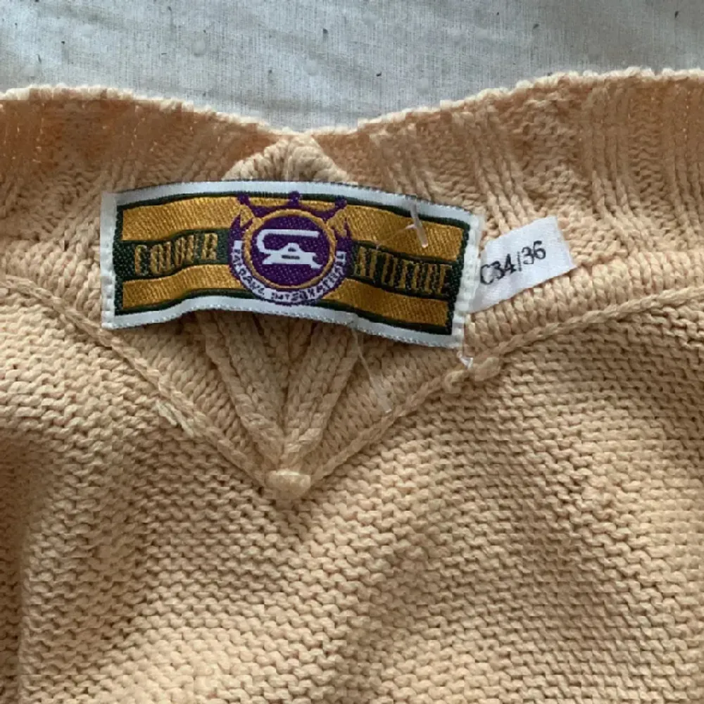  Vintage Stickad T-shirt med fina detaljer. Gammal logga från Kappahl säkert 20 år gammal som jag köpt på sacond hand men så fin❤️ Passar xs-m Unik tröja❤️. Stickat.