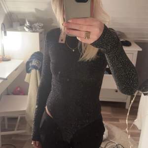 Säljer min så fina glitter body som jag har en öppenrygg. Så snyggt😻Köpt på en secondhand butik men är från hm från början. Fin nu till nyår