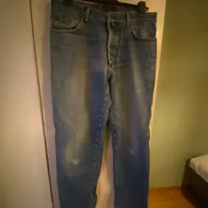 Äldre modell av gant jeans. Lite slitna