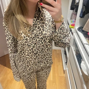 Pyjamas sett - Super gulligt pyjamas set från BikBok, jag har använt skjortan som både pyjamas men också som en blus. Skjortan är i storlek M och byxorna XS! Obs byxbandet i midjan saknas men det är inget som märks elelr syns då det ändå är tajta 🥰
