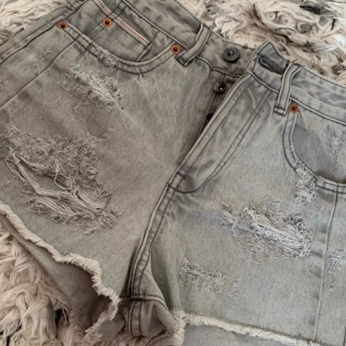 Ripped denim grey hot short w/worn tears
