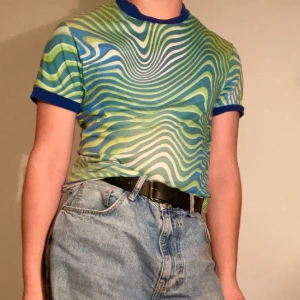 Jaded London Y2K T-shirt - T-shirt i ett coolt mönster, grönt/blått, Y2k eller 60-80 tal och fprn mörker Jaded London, noppigare plagg 