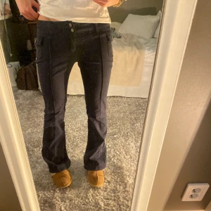 Lågmidjade jeans - Förlåt för väldigt dålig bild👍🏼Säljer dessa slutsålda jeansen från zara då dom inte kommer till användning. Dom är väldigt lågmidjade och jättejättesnygga, det är inte riktigt jeanstyg, lite mjukare👌🏻💯💯 Hör av dig om du är intresserad