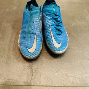 Mina gamla Nike phantom elite som fotbollsskor som inte används någon mer! - Skicket på dom är inte så bra de är väldigt slitna men inga hål i dom. Skorna är dynamic fit så om man har smalare fötter så är de perfekt.