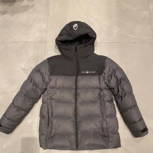 Sail racing jacka - Hej, säljer nu min vinter jacka. Jackan har en lagning och en liten färg fläck på sig, den är i storlek 160 och kostar ca 3000 ny.  Hör av er vid frågor eller funderingar. Fraktas spårbart via postnord eller möts upp i göteborg!📦