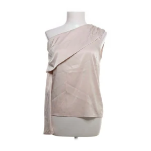 Satin  blus  - Så fin beige satinblus med en ärm. Köptes från Sellpy, men har aldrig använts av mig då den tyvärr var för liten. Jättefin till både  vardag och fest 🤍