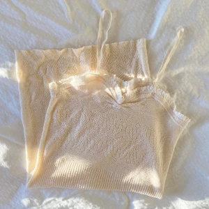 Broderat linne - Så sött broderat linne, färgen är väldigt ljus gul❤️