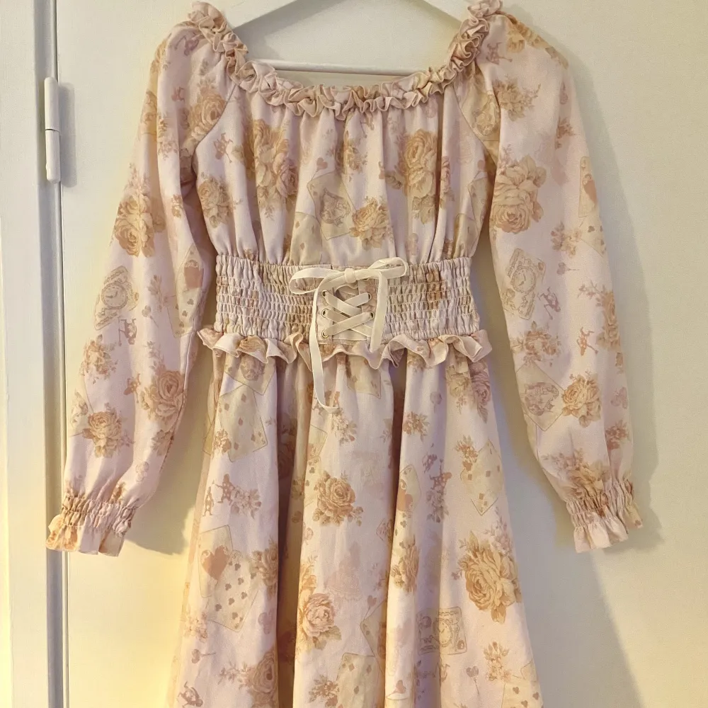 Supersöt klänning ifrån japanska Liz lisa  - Alice i underlandet -tema.   - Storlek ”0” men uppskattar en västerländsk storlek S.     Säljes i befintligt skick, fråga om det skulle vara något ✨ finns på fler sidor. Klänningar.